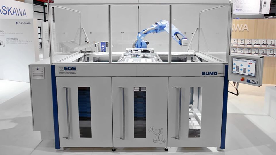 Palettiersystem mit blauem Roboter